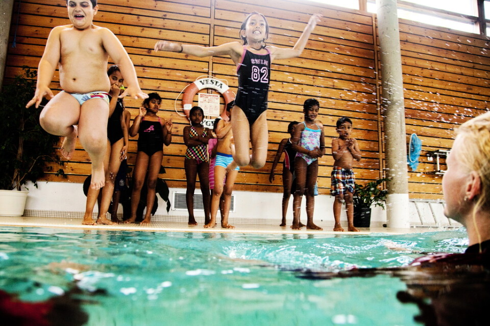 Färre sjätteklassare uppfyller grundskolans mål om simkunnighet. Arkivbild.