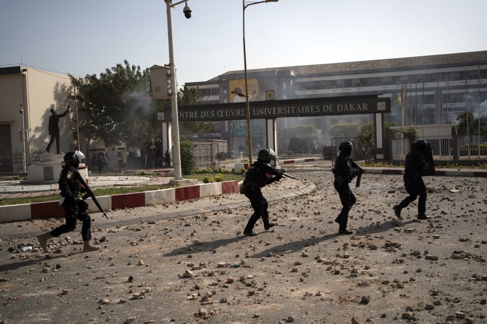 Kravallpolis svarar på stenkastning vid Cheikh Anta Diop-universitetet i Dakar på torsdagen.