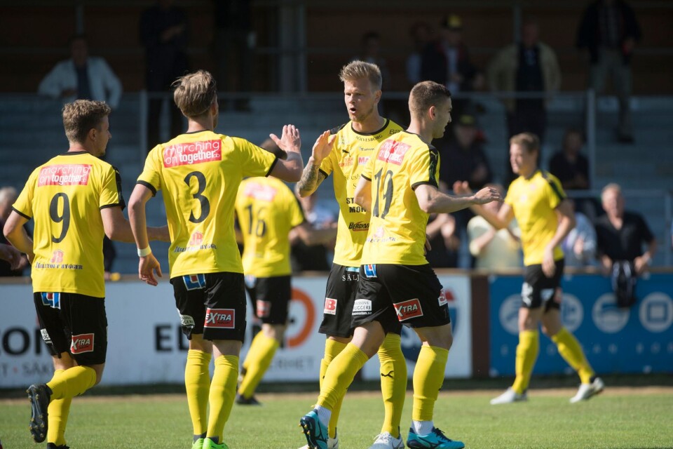 Mjällby lyckades räddade en poäng mot Karlskrona efter att Oskar Sverrisson kvitterat till 2–2 med drygt tio munuter kvar.