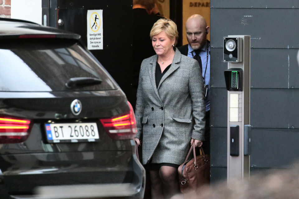 FRP:s partiledare Siv Jensen lämnar statsministerns kansli efter ett möte på måndagsförmiddagen.