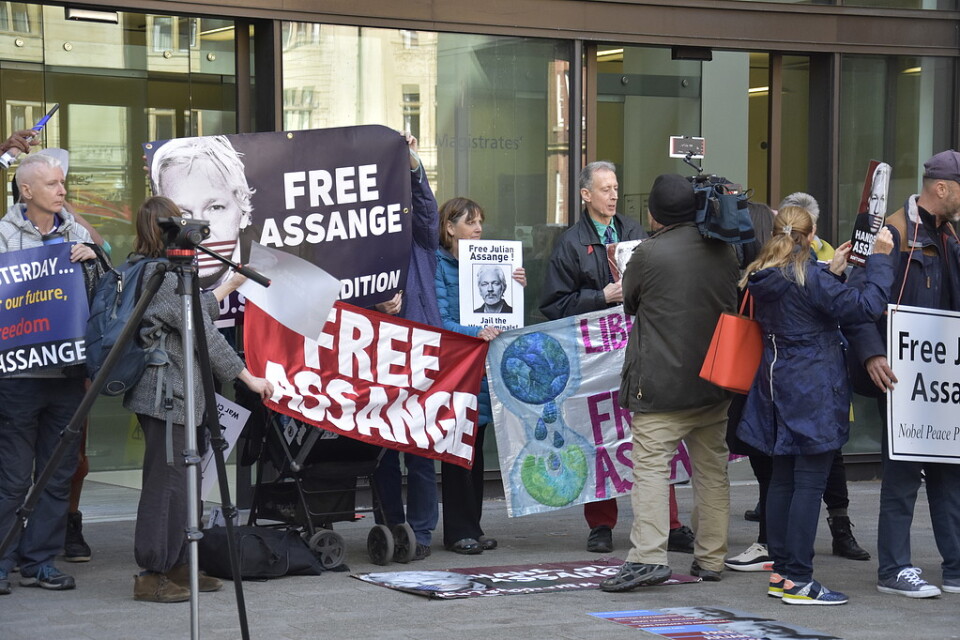 "Befria Assange!" manar demonstranter som samlats utanför den domstol i London där Julian Assanges eventuellt utlämnande till USA diskuteras.