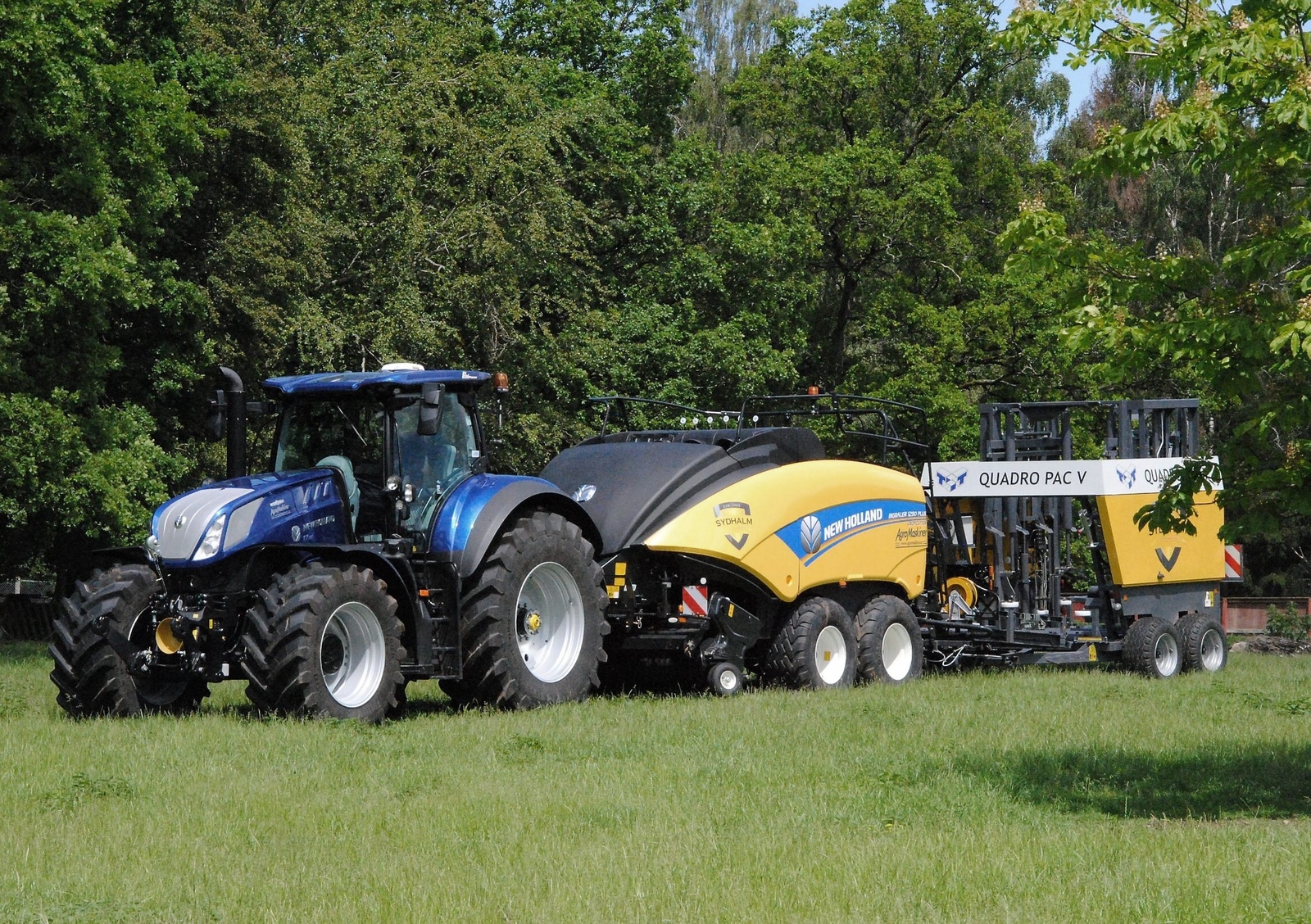 Anders Olssons traktor av märket New Holland har färgen blue power. Olsson använder traktorn till att pressa och lagra foderhalm som sedan säljs vidare. Foto: Tobias Lagerholm