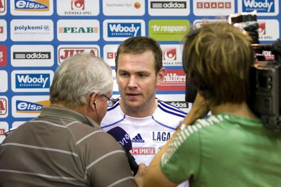 Sebastian Seifert svarade för en fin hemmadebut och stod i mediernas centrum efter matchen. Bild: Gustav Wennerholm