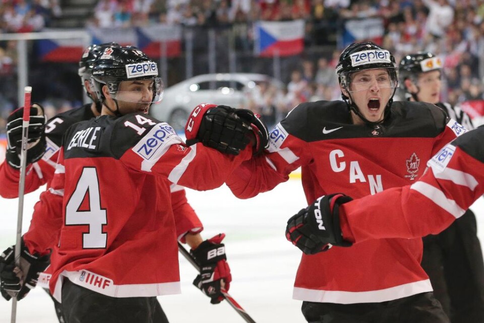 Kanada tog tredje raka trepoängaren i VM efter seger mot hemmanationen Tjeckien med 6-3. Nu väntar gruppfinal mot Tre Kronor på onsdag. Det stjärnfyllda kanadensiska laget, med Sidney Crosby i spetsen, vann till slut ganska komfortabelt - men hade fullt