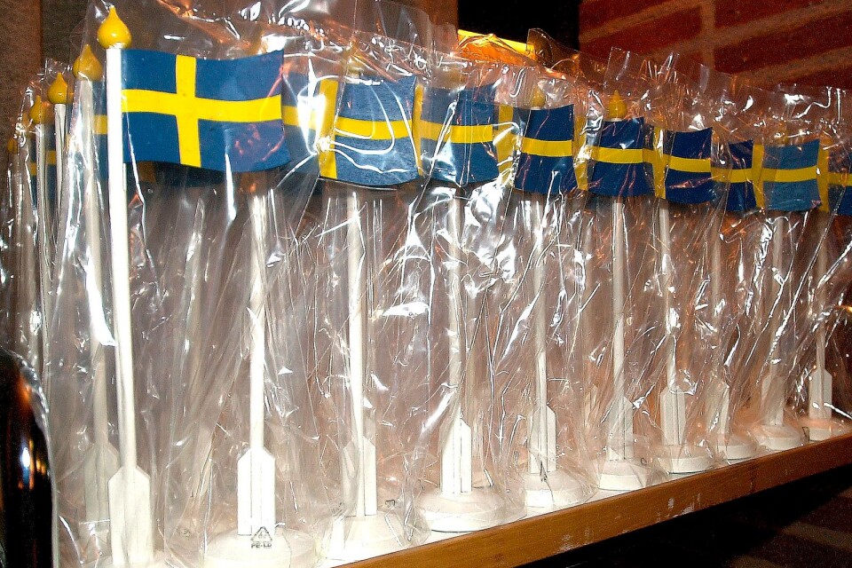 Svenska flaggor har plockats fram för en ceremoni under nationaldagen den 6 juno där nya svenska medborgare hälsas välkomna.