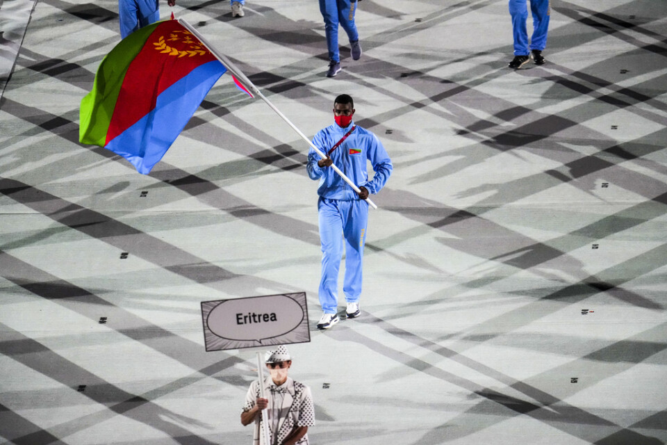 Eritreas fanbärare Efrem Ghirmai vid invigningen av OS i Tokyo.