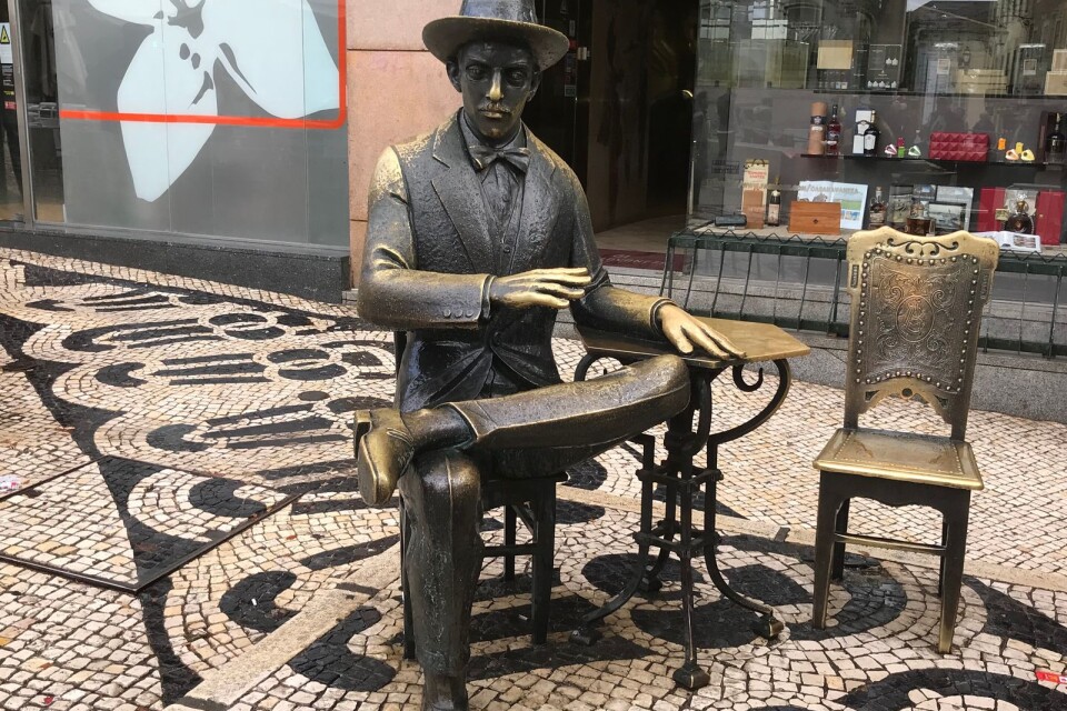 Fernando Pessoa som staty på en av Lissabons gator. Den portugisiske författaren räknas idag som en av 1900-talets stora.