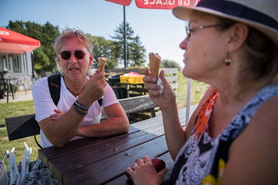Johan Franchell och Lise-Lotte Malmsten körde på glass före dopp. ”Att sitta här en stund är jättekskönt”, säger de.