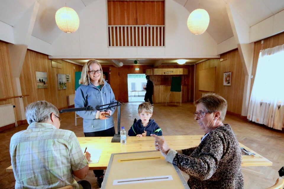 Karoline Widebrant med sonen Vilmer Widebrant från Norra Möckleby röstade hos röstmottagarna Lena Johansson och Iris Klinth Nilsson i Gårdby bygdegård. ”Jag har hört att det är högt valdeltagande”, sa hon.