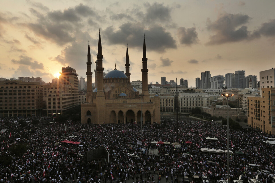Regeringen i Libanon kommer med drastiska ekonomiska reformförslag för att stävja de pågående massdemonstrationer i Beirut (bilden) och flera andra städer, samt för att rädda regeringsbildningen.