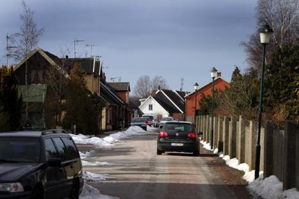 En trelleborgare vill förbjuda parkering på Frihedsgatan utom för boende och kyrkogårdsbesökare.