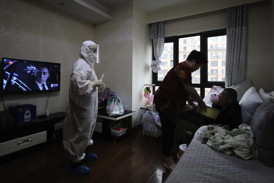En äldre man i Wuhan testas för coronaviruset i sitt hem på torsdagen.