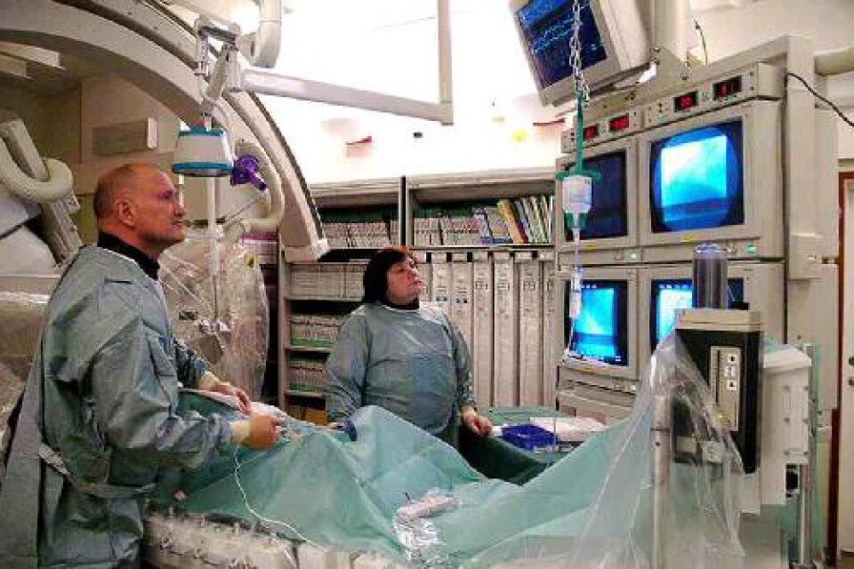 Kardiolog Carl-Magnus Pripp och sjuksköterskan Lena Göransson genomför här en ballongsprängning på en patient. Kvinnan har haft en hjärtinfarkt. Foto: Per-Erik Sandebäck