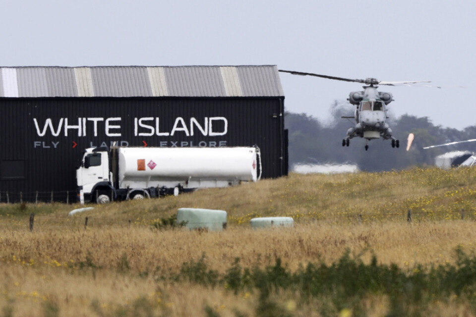 En helikopter tillhörande flottan i samband med uppdraget att återföra kropparna som blev kvar på White Island efter vulkanutbrottet.