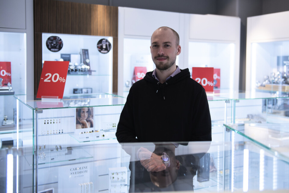 Axel Lovén, butikschef i en av Stjärnurmakarnas butiker i Stockholm vittnar om tuffa tider och väntar på besked om hyreslättnader.