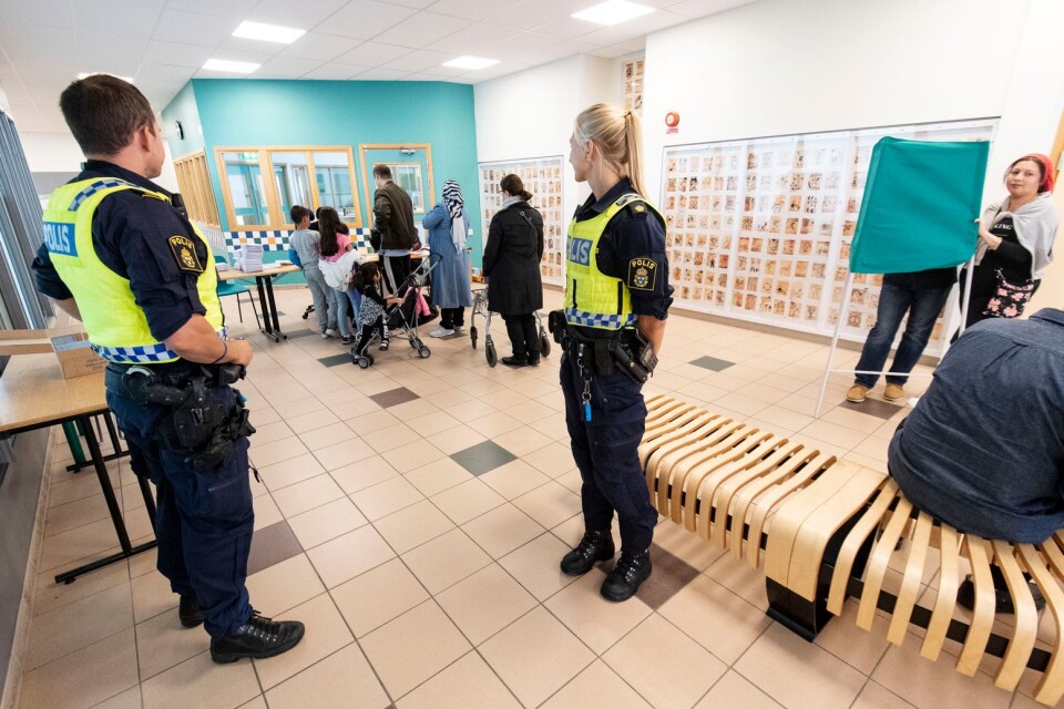 Polisen tittar förbi vallokalen på Rosengårdsskolan i Malmö på söndagen. Enligt polisens nationella valstab har valdagen varit lugn, frånsett enstaka incidenter.
