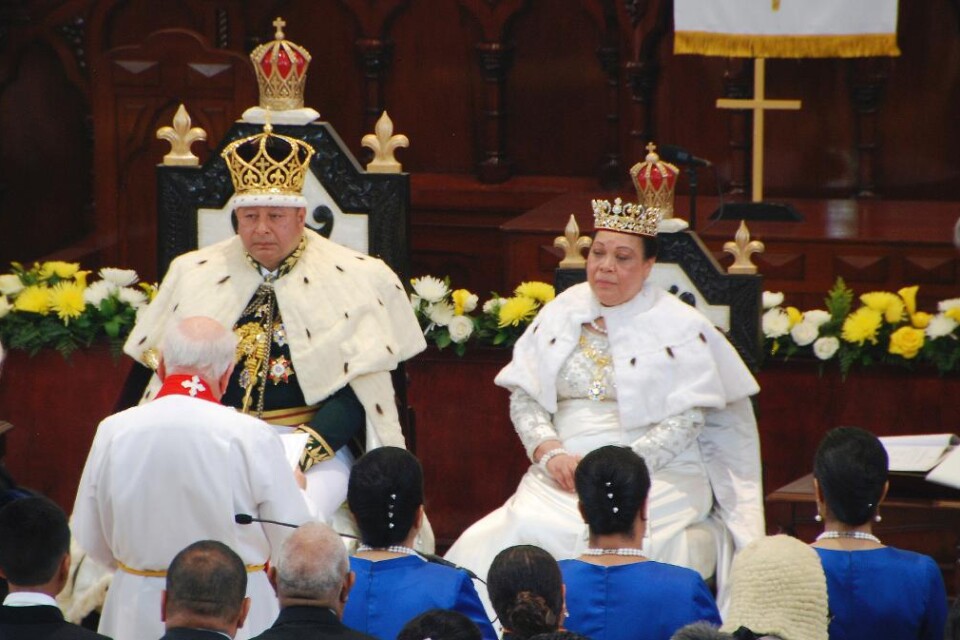 Det lilla öriket Tonga har fått en ny kung. Tupou VI besteg på lördagen tronen vid en ceremoni inför tusentals människor inklusive gäster från hela världen. Eftersom det är förbjudet för tonganer att vidröra kungens huvud hade den pensionerade prästen D