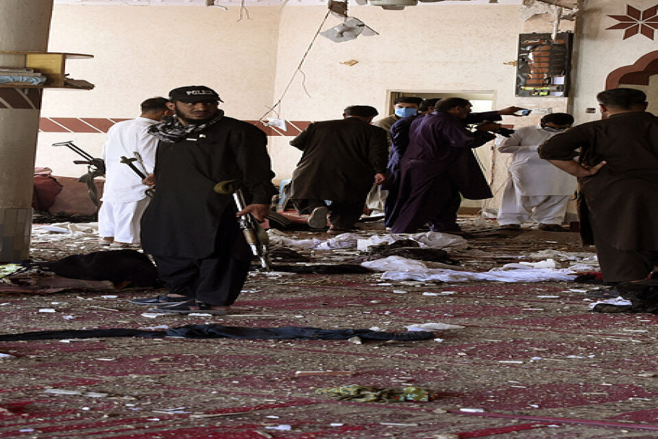 Minst fyra människor har dödats i ett sprängattentat i en moské i staden Kuchlak i sydvästra Pakistan.