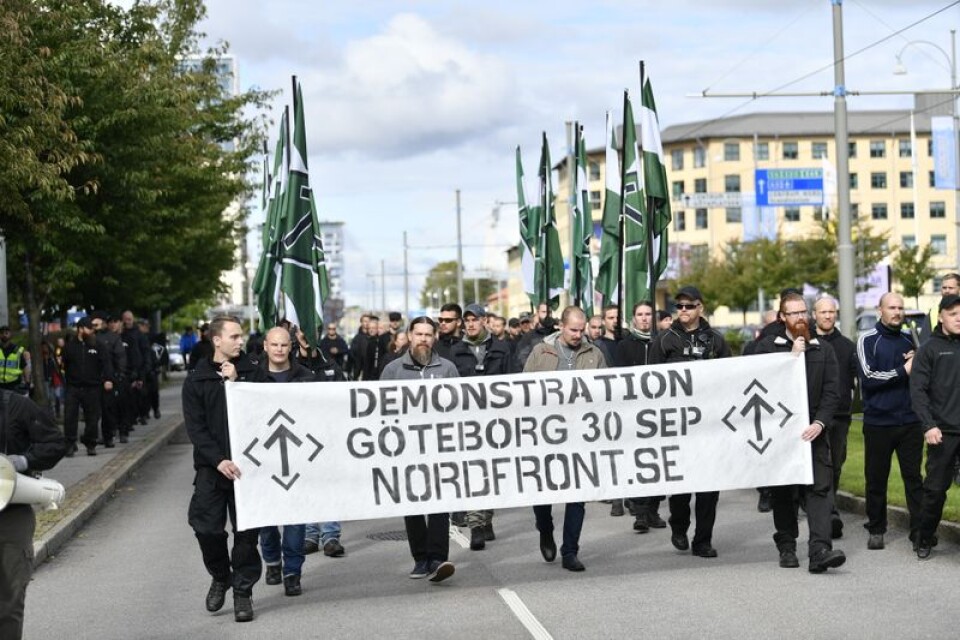 Den nazistiska organisationen Nordiska motståndsrörelsen marscherar med plakat och flaggor i en tillståndslös demonstration i centrala Göteborgi söndags. På lördag är det dags igen. En skam för vårt samhälle, menar BT:s chefredaktör Stefan Eklund.