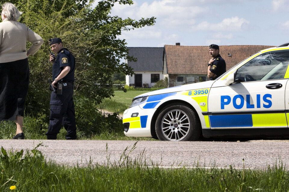 Poliser vid gården i Kastberga öster om Eslöv där en lantbrukare 2008 hittades mördad. Arkivbild.