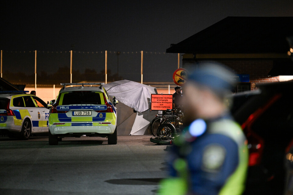 En ung man sköts till döds vid Mälarhöjdens idrottsplats i Fruängen i södra Stockholm.