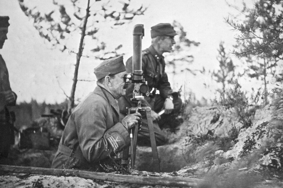 Gustaf Mannerheim följer striderna vid floden Syvöri i Östkarelen 1941.