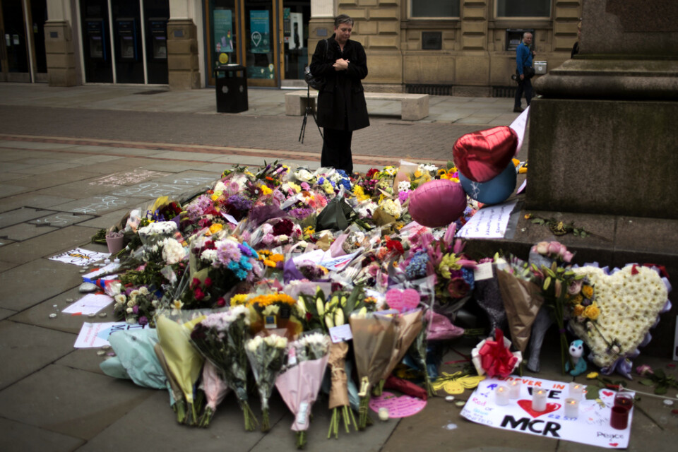 En man har gripits misstänkt för inblandning i terrordådet i Manchester 2017. På bilden syns blommor till offrens minne. Arkivbild.