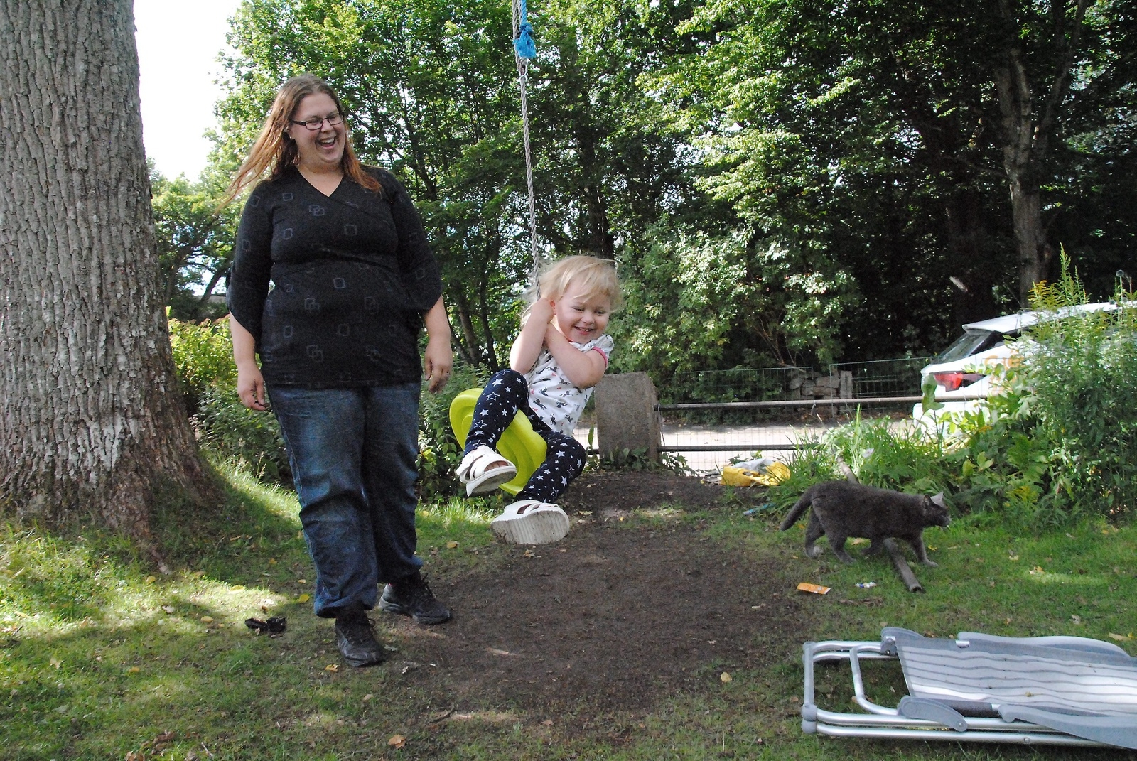 Helena busar i trädgården med dottern Tania, som nu är två år.