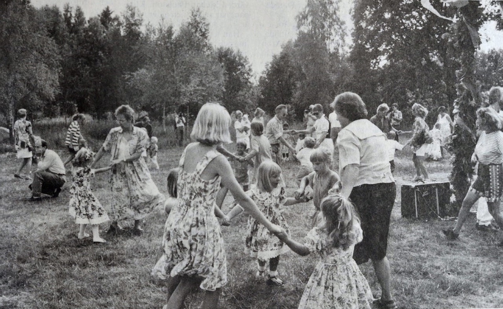 Det vimlade av folk i Grottebacken och midsommarfirande deltog med liv och lust i dansen kring majstången. Arkivbild