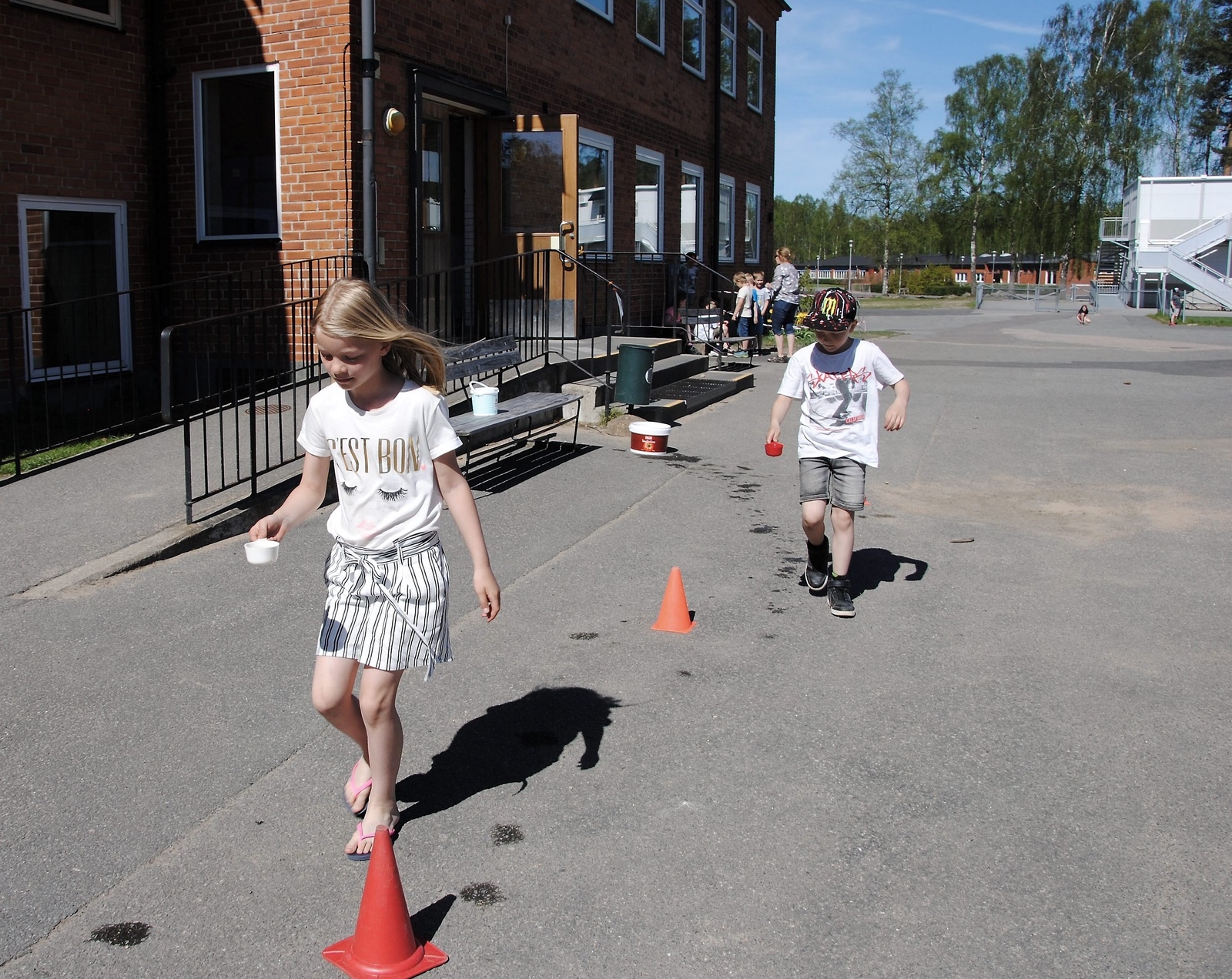 Fritdshemmens dag i hela Osby kommun. Fullt fokus på att inte spilla ut vattnet på Örkenedskolan.