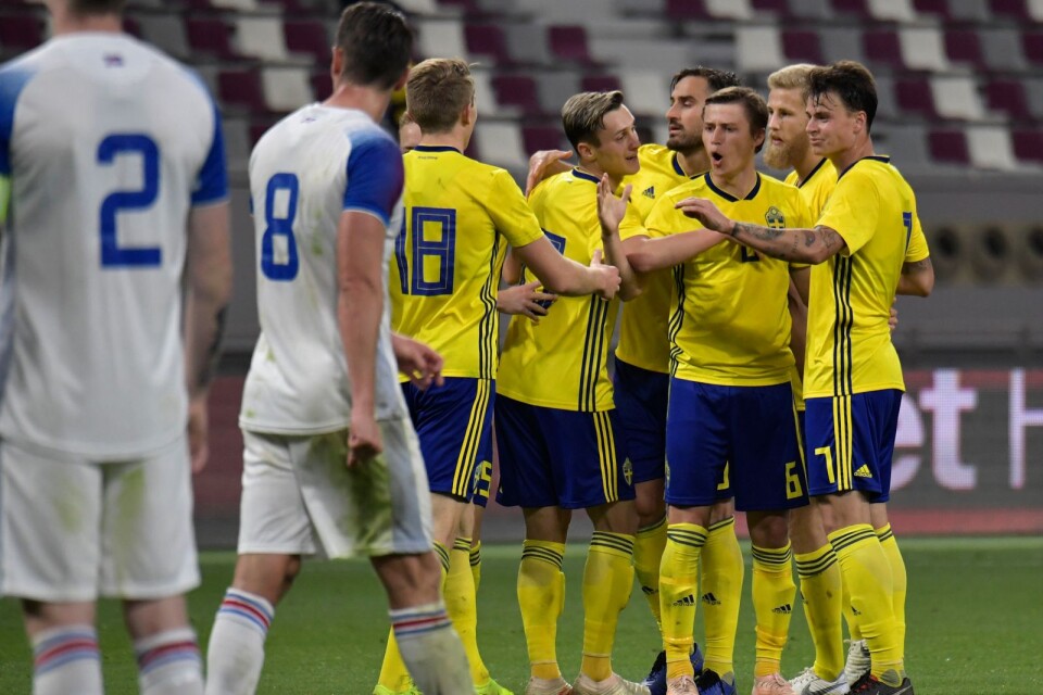 Sveriges Simon Thern (6) firar 2–1-målet mot Island. Matchen? Den slutade 2-2.