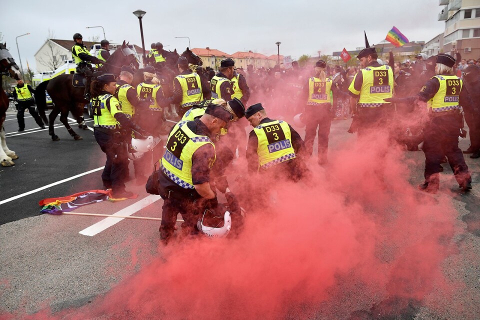 Polisen får gå hårt fram när nazistiska Nordiska motståndsrörelsen (NMR) demonstrerar i Kungälv på 1 maj 2019.