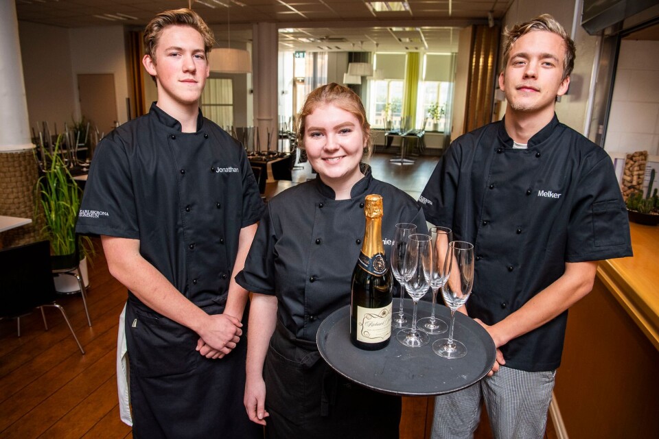 Eleverna på restaurang- och livsmedelsprogrammet söker ett bröllopspar till sitt gymnasiearbete. Från vänster Jonathan Ottosson, Annie Svensson och Melker Karlström.