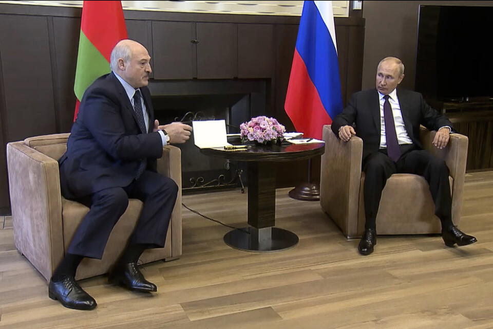 Belarus president Aleksandr Lukasjenko (till vänster) och Rysslands president Vladimir Putin under ett möte i ryska Sotji.