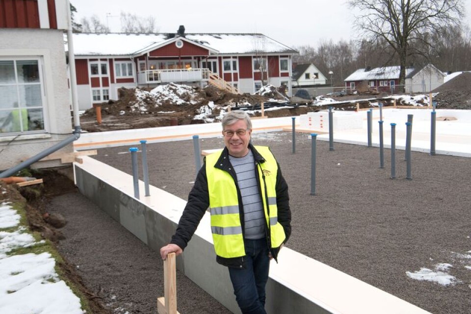 Projektledare Lars-Göran Olsson vid grunden för Garvaregårdens nya flygel, där tio lägenheter ska byggas och stå färdiga våren 2019.