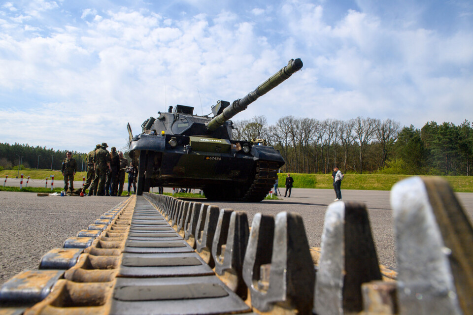 Ukrainska soldater vid en Leopardstridsvagn i tyska Klietz den 5 maj.