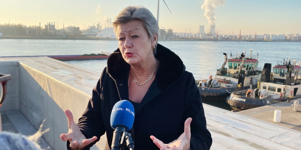 EU:s inrikeskommissionär Ylva Johansson diskuterar narkotikasmuggling i hamnen i Antwerpen i Belgien.