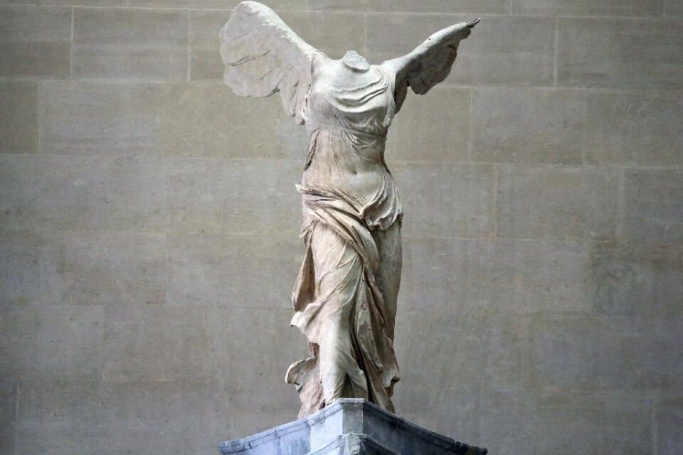 Återigen tronar den majestätiska statyn Nike från Samothrake på sin plats i det franska konstmuseet Louvren, i Paris, skriver tidningen Le Monde. Under tio månader har besökarna fått klara sig utan ett av museets riktiga huvudnummer, medan statyn restau