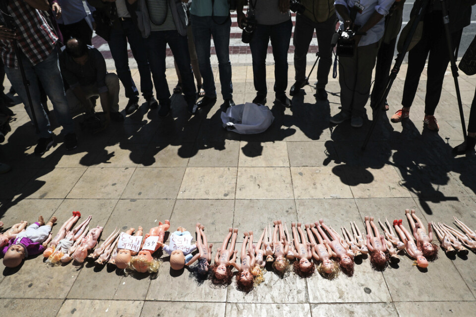 Dockor har lagts ut utanför parlamentet i Marockos huvudstad Rabat i protest mot landets abortlagar. Demonstranterna vill få igenom en lag som skyddar kvinnor från osäkra aborter. Bilden är från i juni i år.