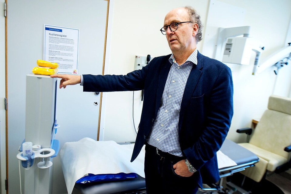 Chefsläkaren Staffan Banke visar en fibroscan, en apparat som mäter levern med ultraljud och används för att se om levern är skadad på patienter med Hepatit C. Den är bärbar och ska nu användas på fler ställen, som fängelser, för att kunna upptäcka leverskador i tid.