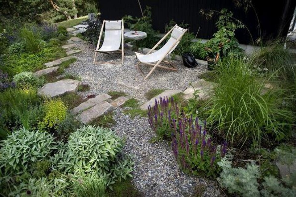 Med stenar från granitstenbrottet i Bjärlöv smälter kryddträdgården in i naturen.