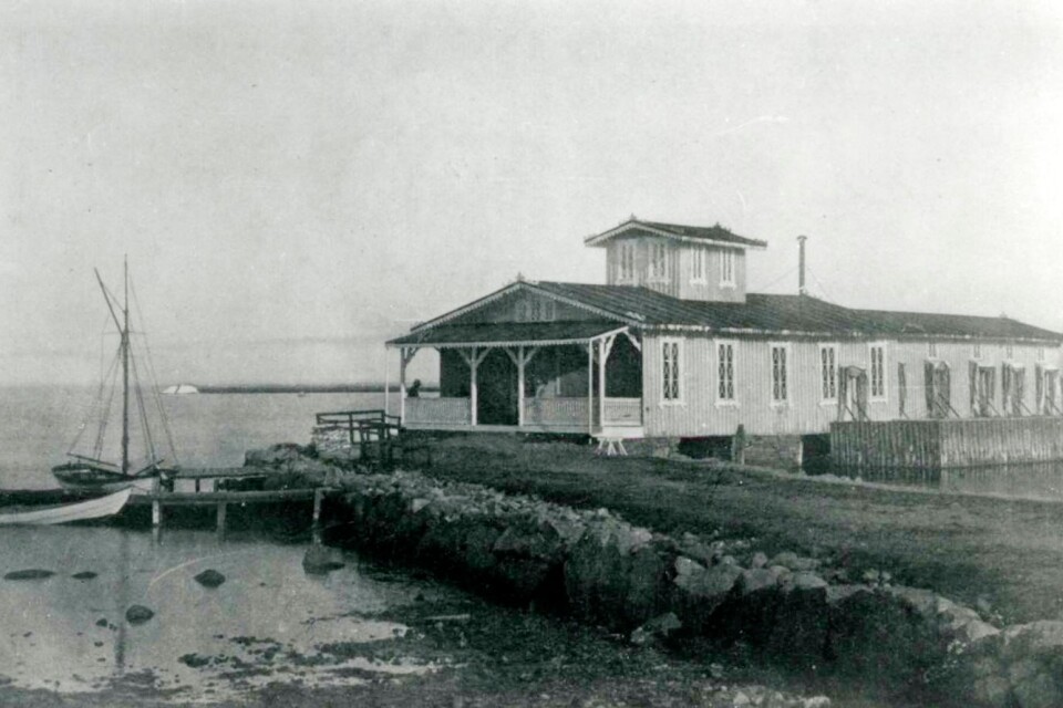 Det första badhuset uppfördes 1865 och var ett kombinerat varm- och kallbadhus med fyra karbadrum och tio mindre omklädningsrum med direkt förbindelse med havet via en trappa.