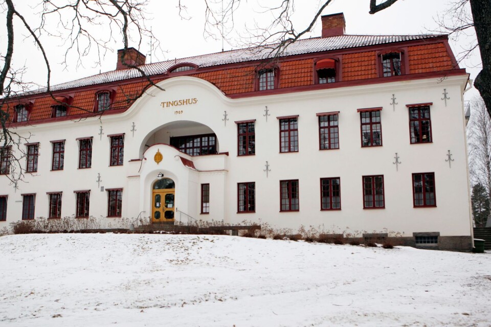 En man i 20-årsåldern har rymt i samband med att han skulle föras in till tingsrätten i Hudiksvall för en häktningsförhandling. Arkivbild.
