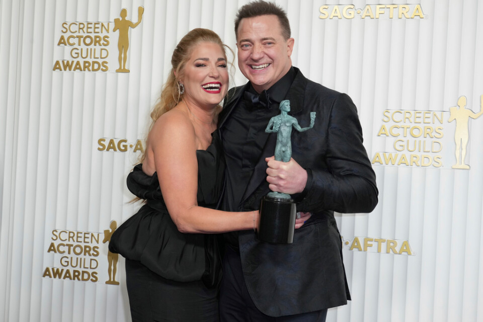 Brendan Fraser fick ta emot priset för bästa manliga skådespelare på Screen Actors Guild awards den 26 februari. Han firade tillsammans med exfrun Afton Smith. Arkivbild.