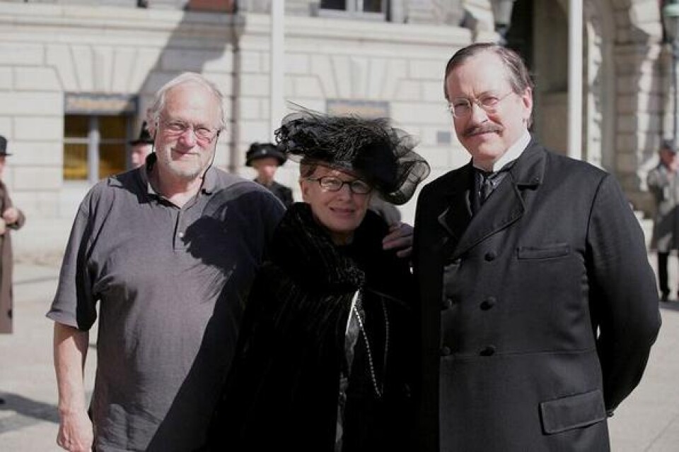 De tre manusförfattarna till filmen Maria Larssons eviga ögonblick: Jan Troell, Agneta Ulfsäter-Troell (i tidstypisk dräkt) samt Niklas Rådström.
