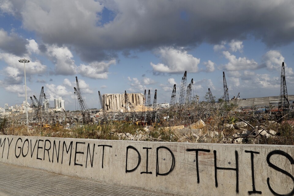 "Min regering gjorde det här", står det på en mur framför förödelsen efter explosionen i Beirut.