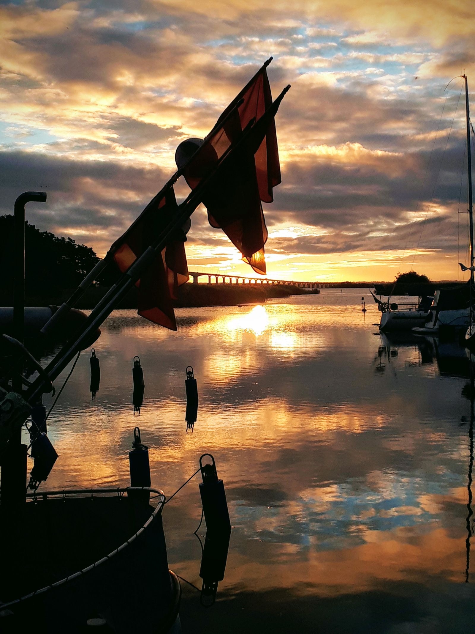 En fiskebåt som kommer in med fisk till Kullö ibland. Denna morgonen vid ett stilla Kalmarsund där solen speglade sig i havet.