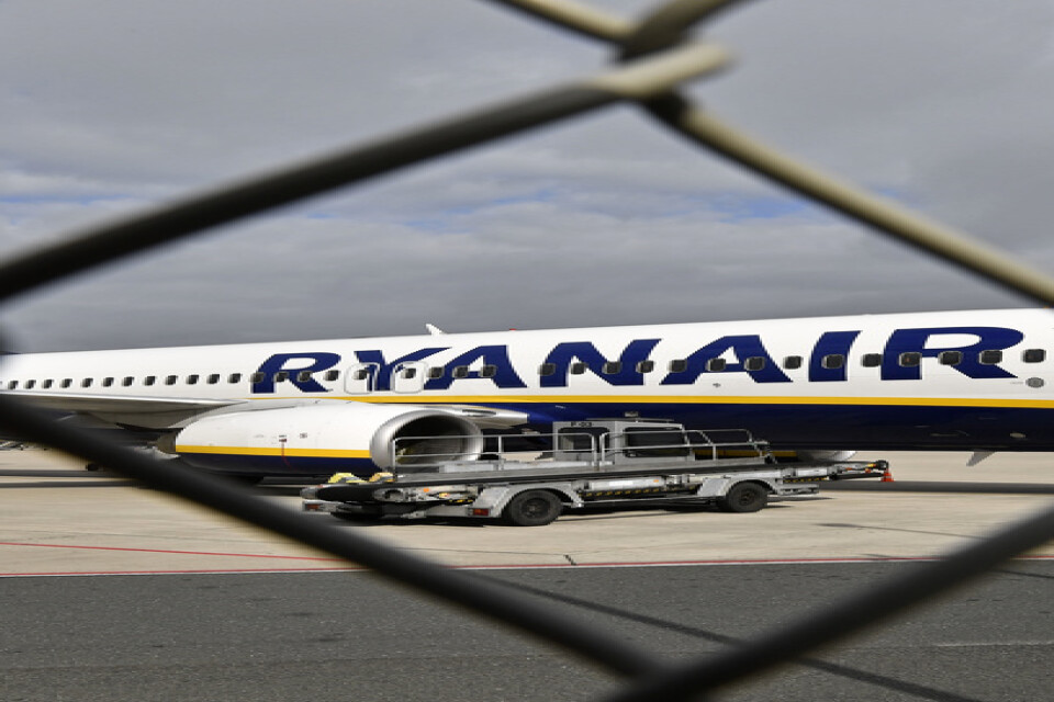 Ryanair ska minska personalstyrkan med upp till 1|500 personer, både piloter och kabinpersonal. Arkivbild.