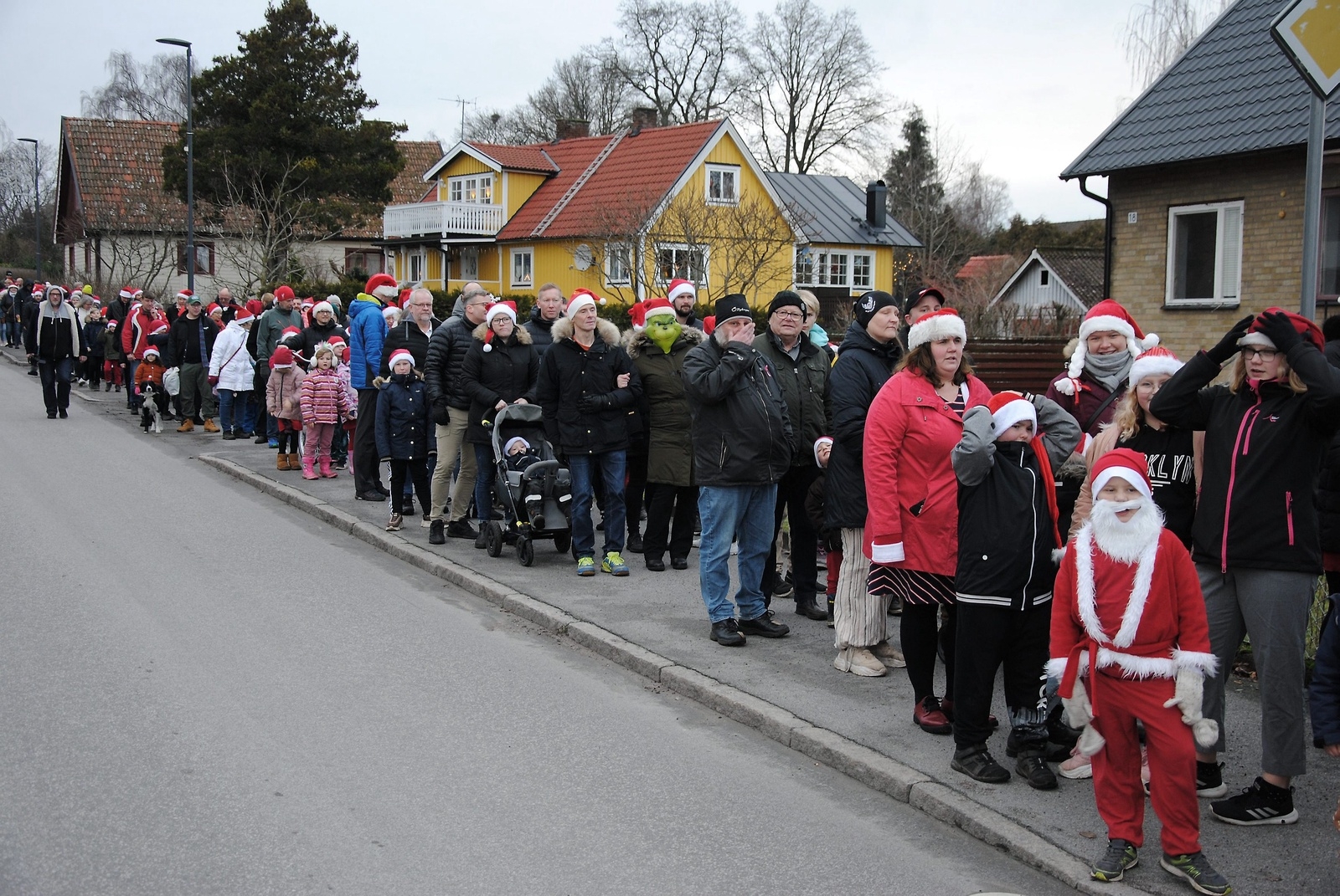 140 personer deltog i årets tomteparad genom Knislinge. FOTO: JACOB RUDERSTAM