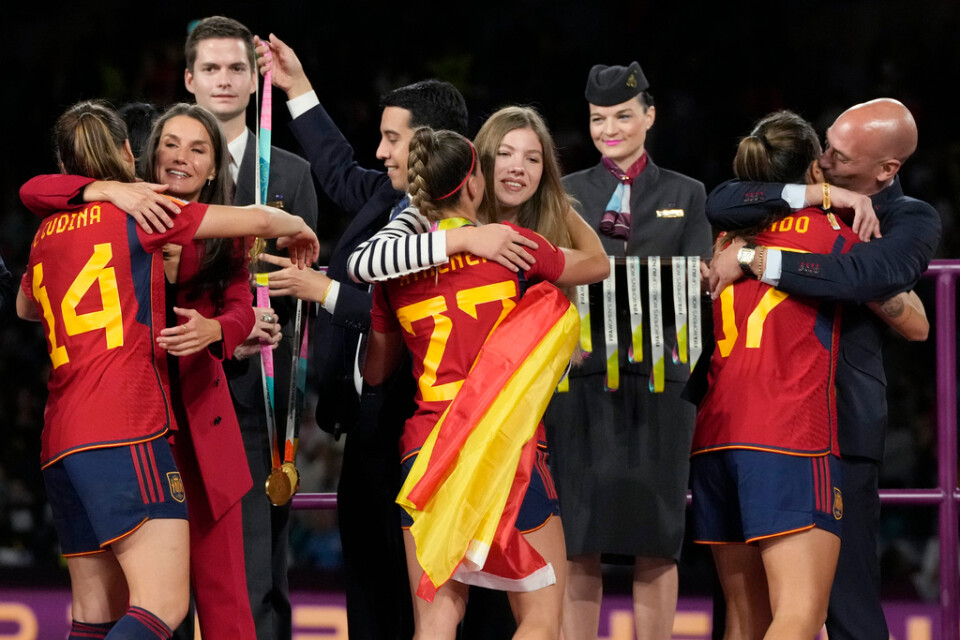 Spaniens drottning Letizia, prinsessan Infanta Sofia och fotbollsordföranden Luis Rubiales gratulerar Spaniens fotbollslandslag till VM-guldet, vid prisceremonin som gett upphov till kaos i landslaget.